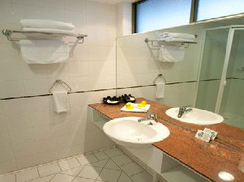 The Waverley International Hotel - Accommodation Nelson Bay 2