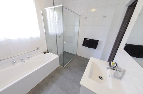Greenvale Holiday Units - Accommodation Nelson Bay 3