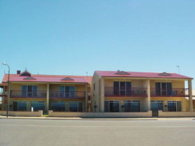 Tumby Bay Hotel Seafront Apartments - Accommodation Nelson Bay 0