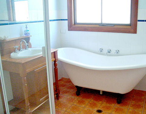 Ottilie's Cabin - Accommodation Nelson Bay 3