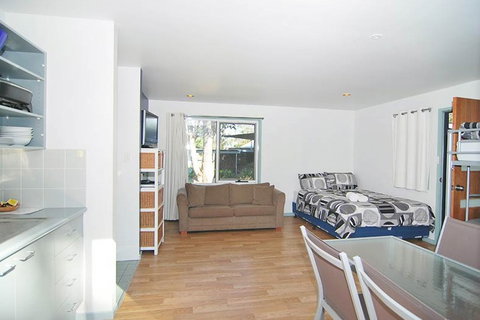 Huskisson Holiday Cabins - Accommodation Nelson Bay 2