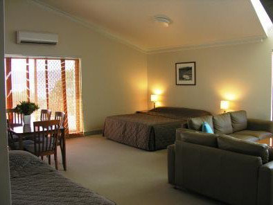 Banjo Paterson Inn - Accommodation Nelson Bay 2