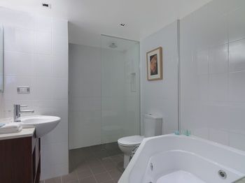 Amora Riverwalk Melbourne - Accommodation Nelson Bay 2
