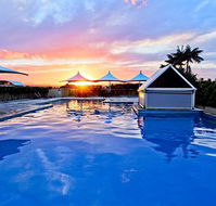 Oaks Waterfront Resort - The Entrance