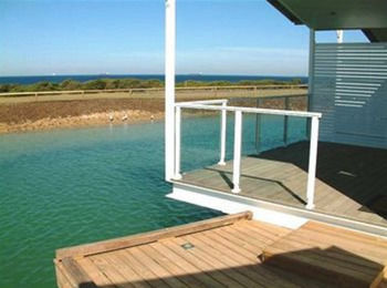 Caves Beachside Hotel - Accommodation Nelson Bay 2