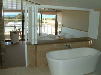 Caves Beachside Hotel - Accommodation Nelson Bay 7