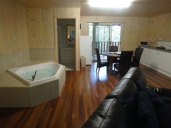 Treetops Accommodation Montville - Accommodation Nelson Bay 43