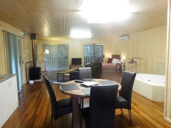 Treetops Accommodation Montville - Accommodation Nelson Bay 44