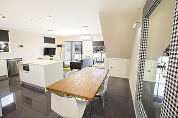 Astina Serviced Apartments - Parkside - Accommodation Nelson Bay 4