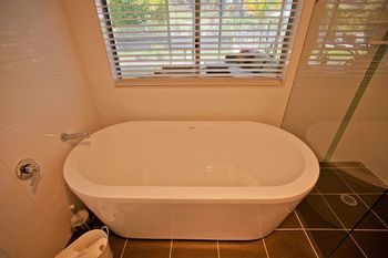 Moonee Beach Executive Retreat - Accommodation Nelson Bay 3