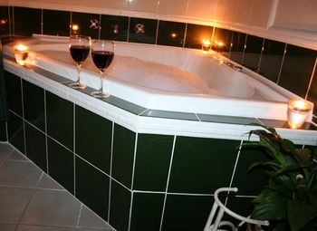 Lotus Lodges - Accommodation Nelson Bay 2