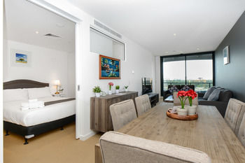 UrbanMinder At SQ - Nelsons Bay Accommodation 6