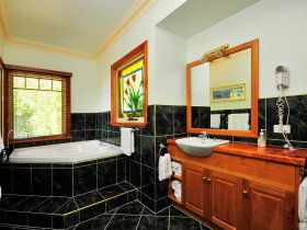 Beauty Point's Pomona Spa Cottages - Accommodation Nelson Bay 0