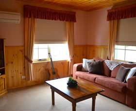 Grand Ole Topiary Cottage - Accommodation Nelson Bay 2
