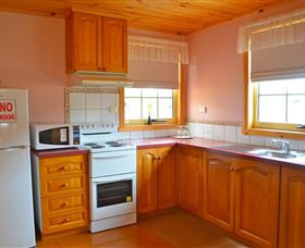 Grand Ole Topiary Cottage - Accommodation Nelson Bay 1