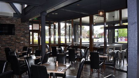 Brougham Arms Hotel - Accommodation Nelson Bay 2