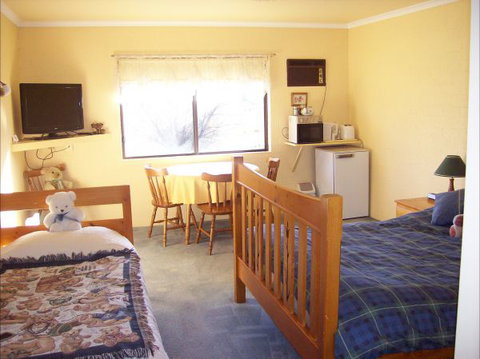 Colonial Inn Guest Rooms - Nelsons Bay Accommodation 9
