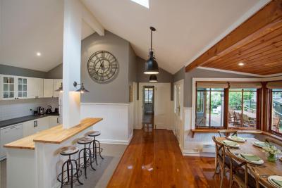 Oak Tree Lodge - Accommodation Nelson Bay 2