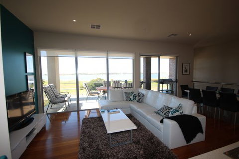 LJ Hooker Goolwa Holiday Rentals - 42 Underwood Avenue, Goolwa Beach - Accommodation Nelson Bay 0