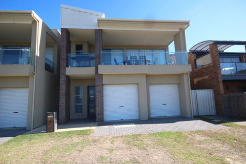 LJ Hooker Goolwa Holiday Rentals - 42 Underwood Avenue, Goolwa Beach - Accommodation Nelson Bay 3