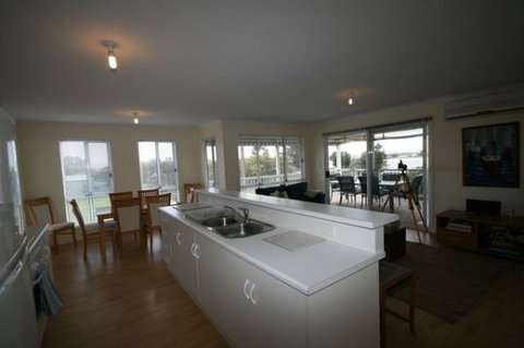 LJ Hooker Goolwa Holiday Rentals - 42 Underwood Avenue, Goolwa Beach - Accommodation Nelson Bay 5