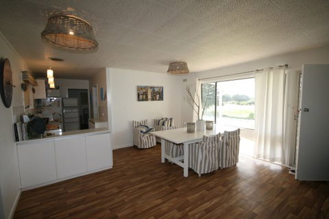LJ Hooker Goolwa Holiday Rentals - 42 Underwood Avenue, Goolwa Beach - Accommodation Nelson Bay 8
