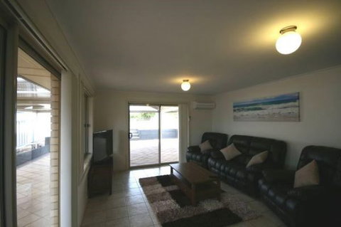 LJ Hooker Goolwa Holiday Rentals - 42 Underwood Avenue, Goolwa Beach - Accommodation Nelson Bay 22