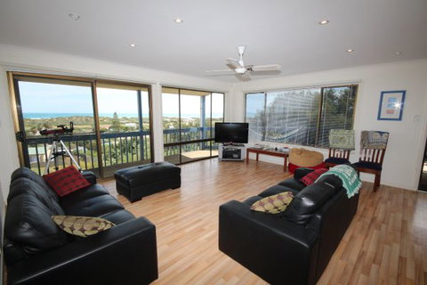 LJ Hooker Goolwa Holiday Rentals - 39 Bradford Road, Goolwa Beach - Accommodation Nelson Bay 0