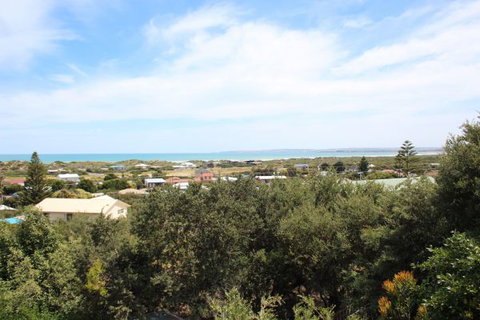 LJ Hooker Goolwa Holiday Rentals - 39 Bradford Road, Goolwa Beach - Accommodation Nelson Bay 2