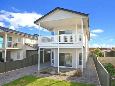 Century 21 SouthCoast: White Caps - Accommodation Nelson Bay 0