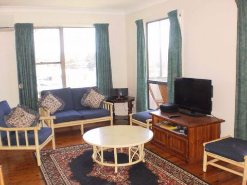 Anchors Aweigh - Accommodation Nelson Bay 3