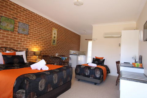 Top Of The Town Motor Inn Yackandandah - Accommodation Nelson Bay 7