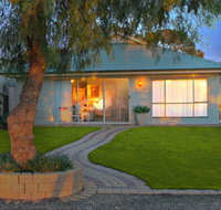 17 QED Lakehouse - Accommodation Nelson Bay