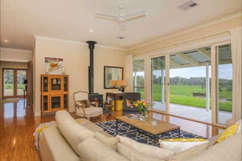 Jura House - Accommodation Nelson Bay 2