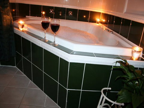 Lotus Lodges: Hush Cottage & Charmed Cabin - Accommodation Nelson Bay 1