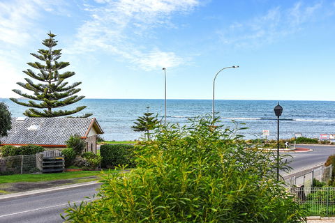 Ariadne - A Hop Skip And A Jump To The Beach With Sea Views - Accommodation Nelson Bay 0