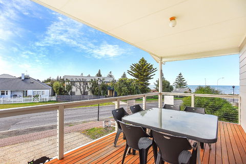 Ariadne - A Hop Skip And A Jump To The Beach With Sea Views - Accommodation Nelson Bay 1