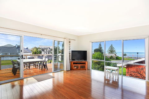 Ariadne - A Hop Skip And A Jump To The Beach With Sea Views - Accommodation Nelson Bay 2