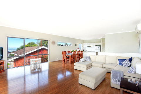 Ariadne - A Hop Skip And A Jump To The Beach With Sea Views - Accommodation Nelson Bay 3