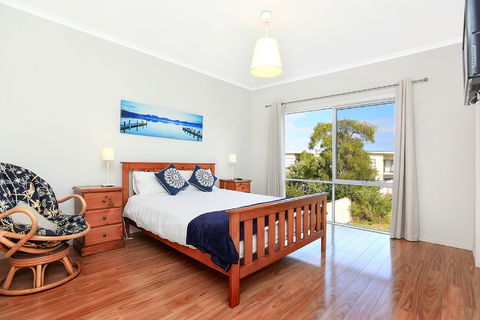 Ariadne - A Hop Skip And A Jump To The Beach With Sea Views - Accommodation Nelson Bay 6