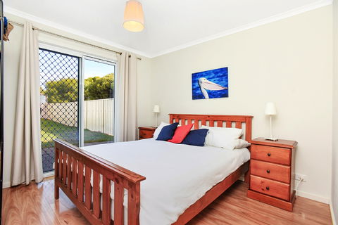 Ariadne - A Hop Skip And A Jump To The Beach With Sea Views - Accommodation Nelson Bay 7