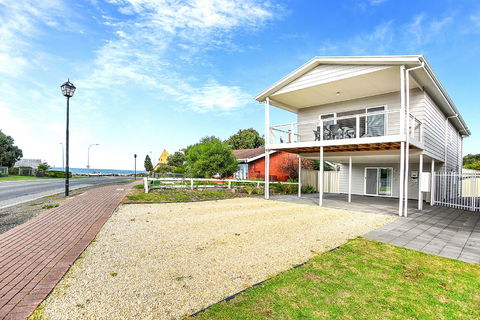 Ariadne - A Hop Skip And A Jump To The Beach With Sea Views - Accommodation Nelson Bay 9