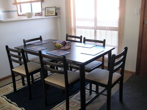 Laubelna's - Accommodation Nelson Bay 2