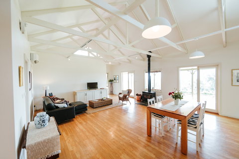 Yellow Dog Cottage - Accommodation Nelson Bay 4