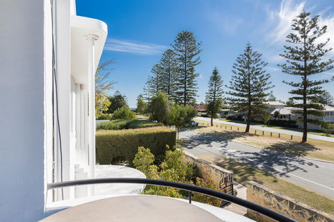 Cottesloe Beach Deluxe Apartment - Accommodation Nelson Bay 2