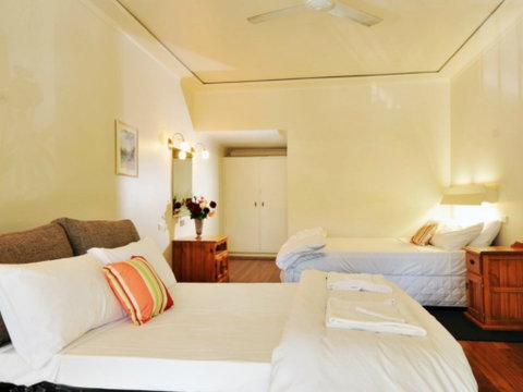 The Eltham Hotel - Accommodation Nelson Bay 1