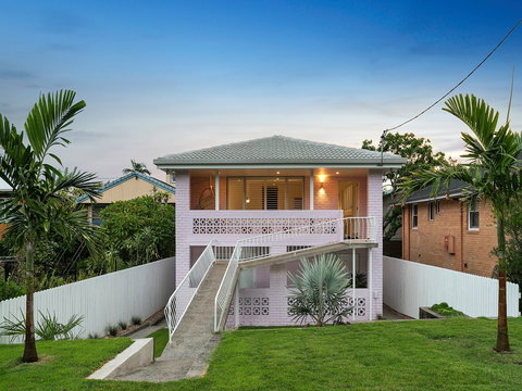 Sunset Beach - Surfside - Nelsons Bay Accommodation 1