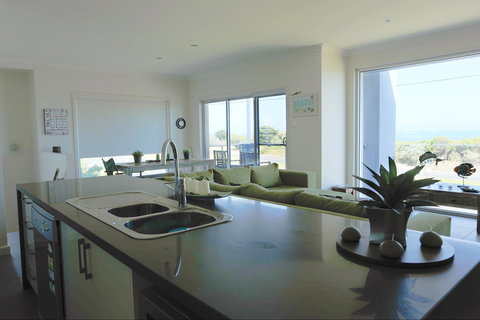 Horizons Part Of Blue Fin Holiday Homes - Accommodation Nelson Bay 1