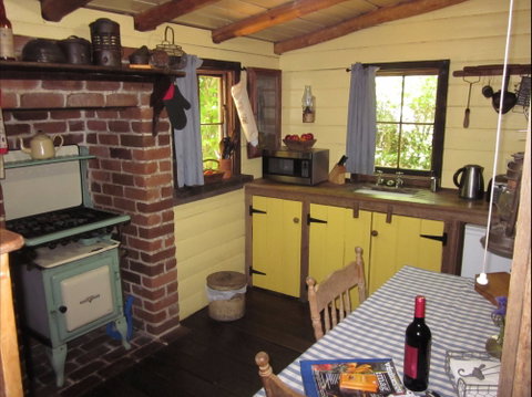 Settlers Hut - Accommodation Nelson Bay 0