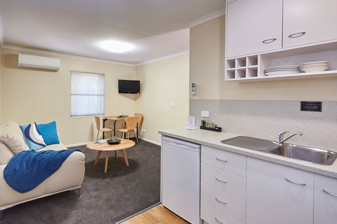Elphin  Motel & Serviced Apartments - Accommodation Nelson Bay 2